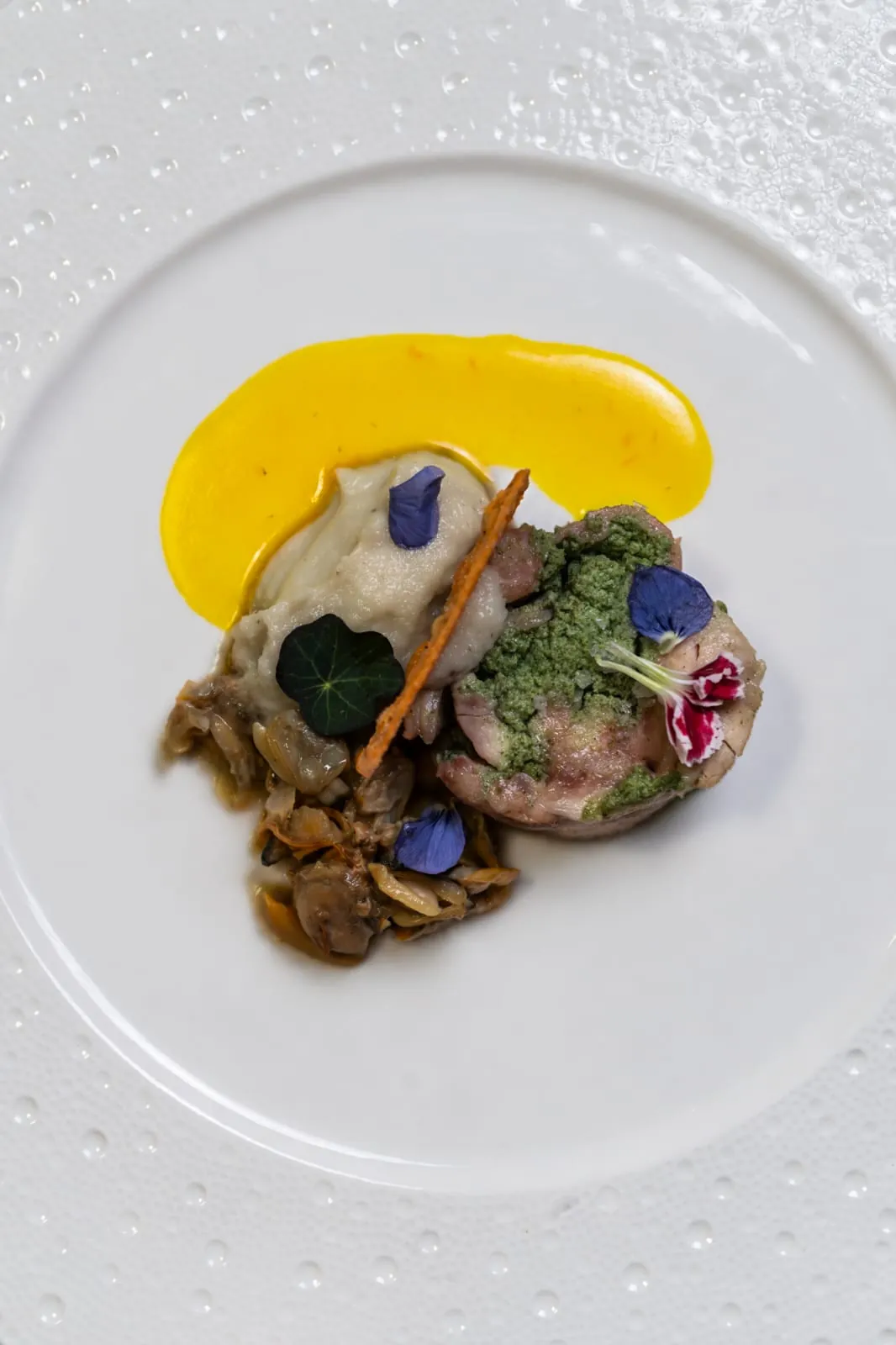 Rollè di coniglio, purea di topinambur, vongole e zafferano