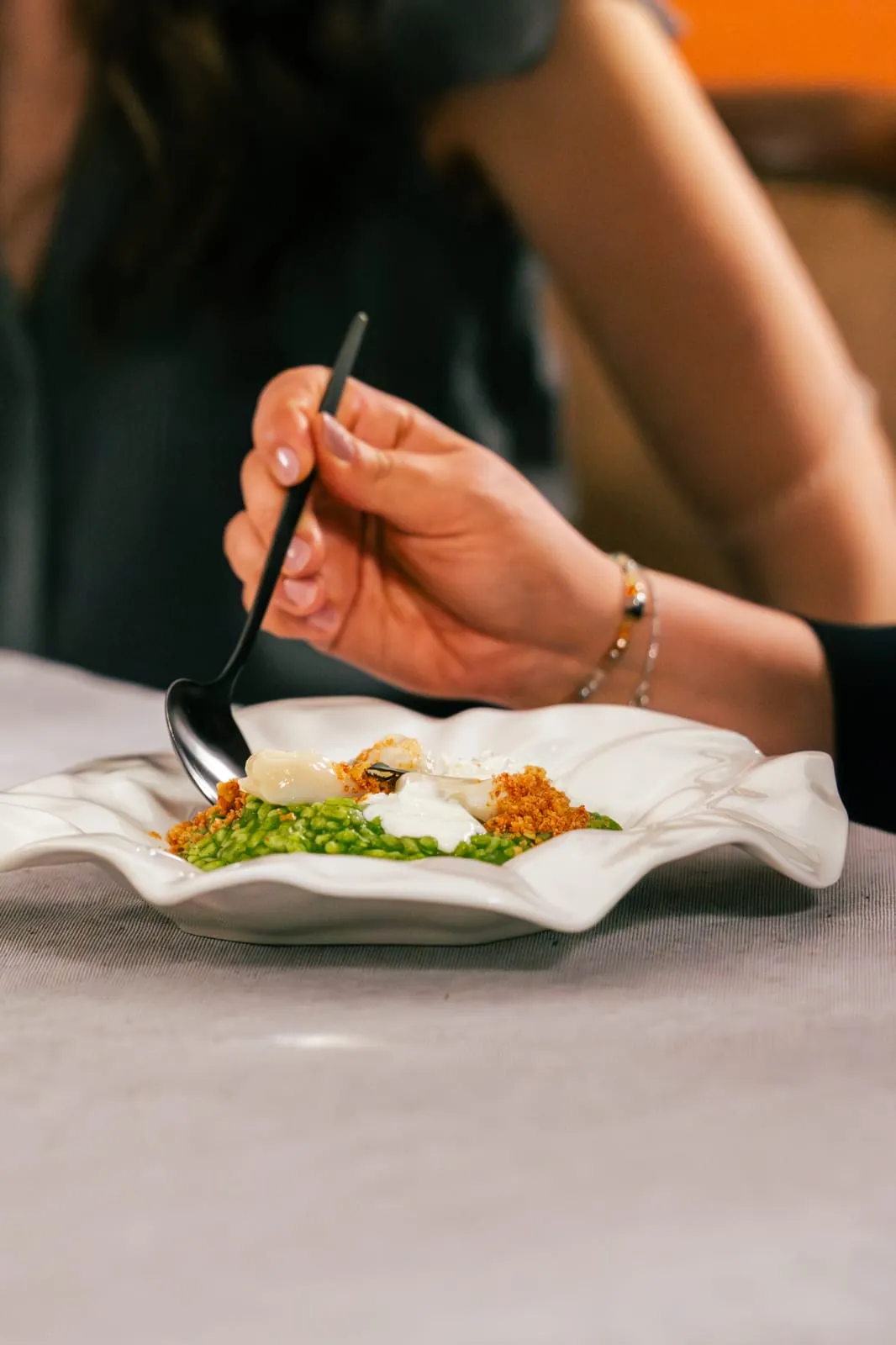 Risotto all’ortica, capasanta scottata e stracciatella